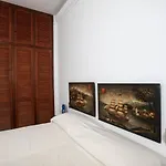 081b) Historic Il Vigneto 49, Sea View, Balcony, Free Private Parking شقة *