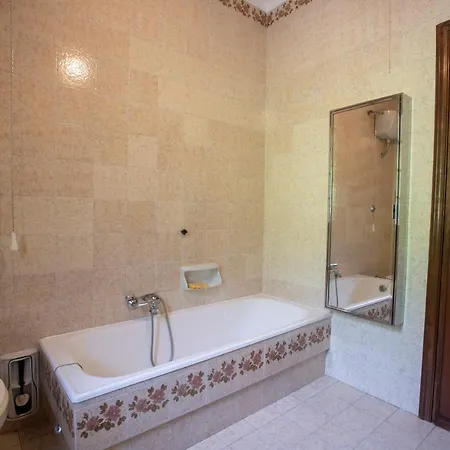 081b) Historic Il Vigneto 49, Sea View, Balcony, Free Private Parking Apartment *