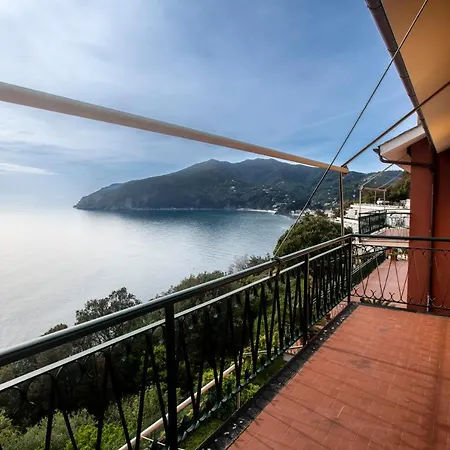081b) Historic Il Vigneto 49, Sea View, Balcony, Free Private Parking *