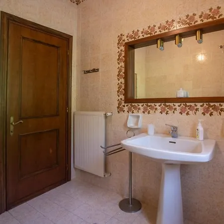 081b) Historic Il Vigneto 49, Sea View, Balcony, Free Private Parking Apartment *