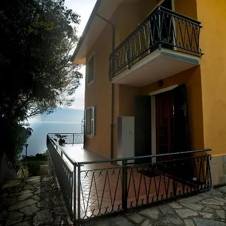 Apartment 081b) Historic Il Vigneto 49, Sea View, Balcony, Free Private Parking Moneglia