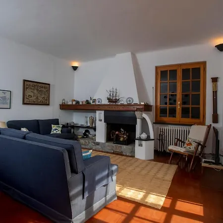 081b) Historic Il Vigneto 49, Sea View, Balcony, Free Private Parking Apartment *