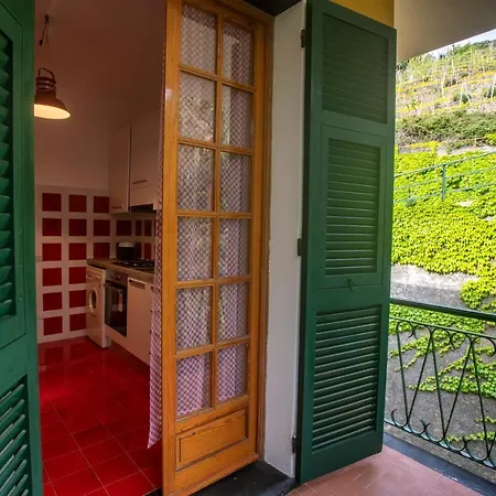 081b) Historic Il Vigneto 49, Sea View, Balcony, Free Private Parking * Moneglia