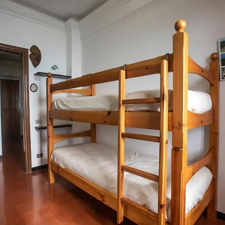 081b) Historic Il Vigneto 49, Sea View, Balcony, Free Private Parking Apartment Moneglia
