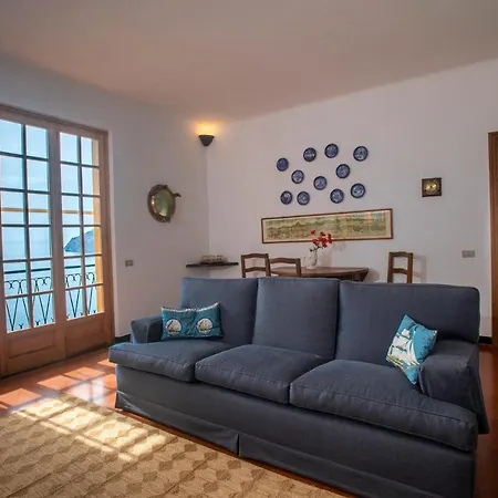 081b) Historic Il Vigneto 49, Sea View, Balcony, Free Private Parking Apartment *