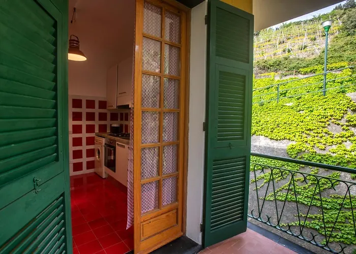 081b) Historic Il Vigneto 49, Sea View, Balcony, Free Private Parking * Moneglia