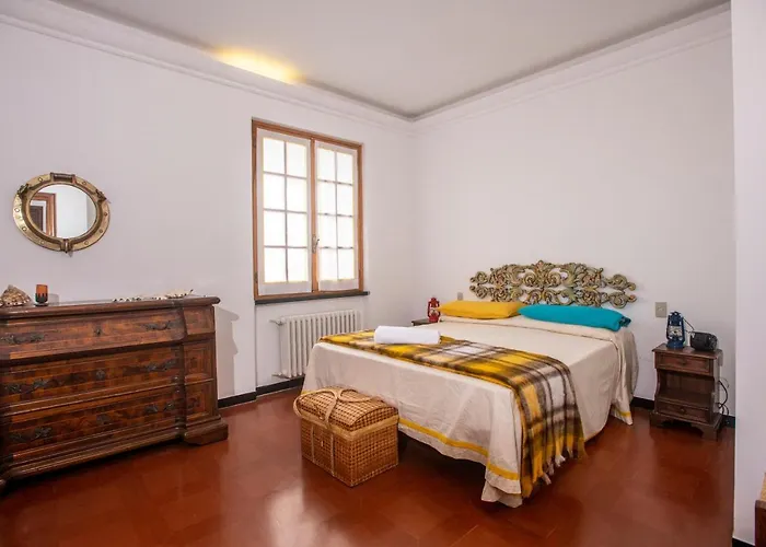 081b) Historic Il Vigneto 49, Sea View, Balcony, Free Private Parking Moneglia