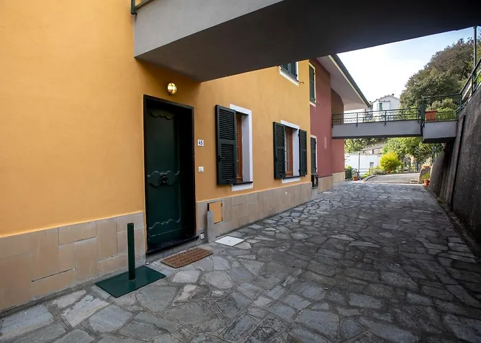 081b) Historic Il Vigneto 49, Sea View, Balcony, Free Private Parking * Moneglia